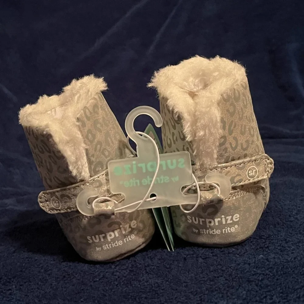 Stride Rite infant girls faux fur lined booties, silver pattern, NWT